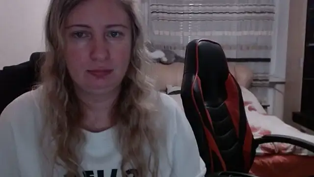 Snapshot of PeterAndJen chatting on 03/09/25, 07:05 PeterAndJen online show from 03/09/25, 07:05