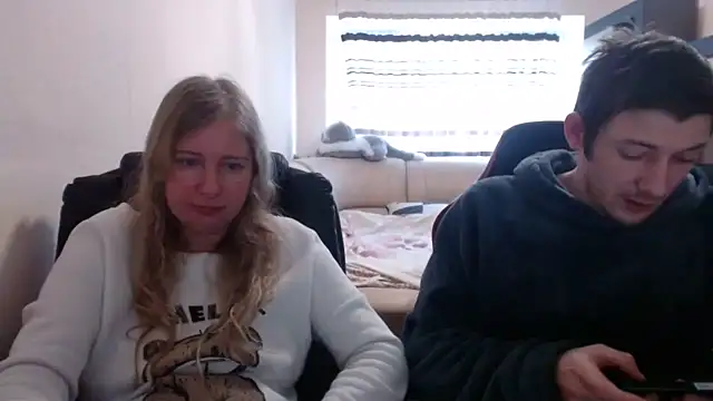 Snapshot of PeterAndJen chatting on 03/10/25, 01:10 PeterAndJen online show from 03/10/25, 01:10