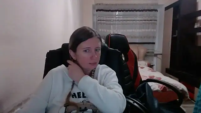 Snapshot of PeterAndJen chatting on 03/11/25, 10:18 PeterAndJen online show from 03/11/25, 10:18