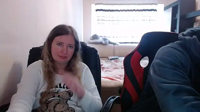 Snapshot of PeterAndJen chatting on 03/12/25, 09:23 PeterAndJen online show from 03/12/25, 09:23