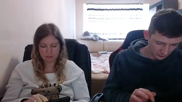 Snapshot of PeterAndJen chatting on 03/12/25, 12:26 PeterAndJen online show from 03/12/25, 12:26