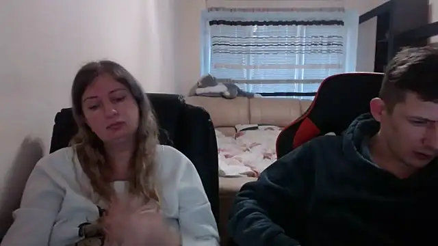 Snapshot of PeterAndJen chatting on 03/12/25, 06:44 PeterAndJen online show from 03/12/25, 06:44