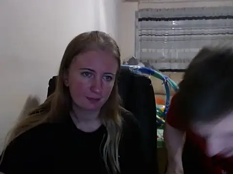 Snapshot of PeterAndJen chatting on 09/25/25, 06:22 PeterAndJen online show from 09/25/25, 06:22