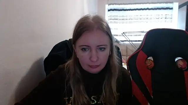 Snapshot of PeterAndJen chatting on 10/04/25, 06:44 PeterAndJen online show from 10/04/25, 06:44