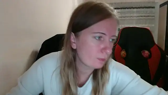 Snapshot of PeterAndJen chatting on 10/05/25, 07:01 PeterAndJen online show from 10/05/25, 07:01