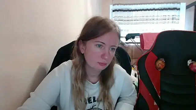 Snapshot of PeterAndJen chatting on 10/06/25, 07:06 PeterAndJen online show from 10/06/25, 07:06