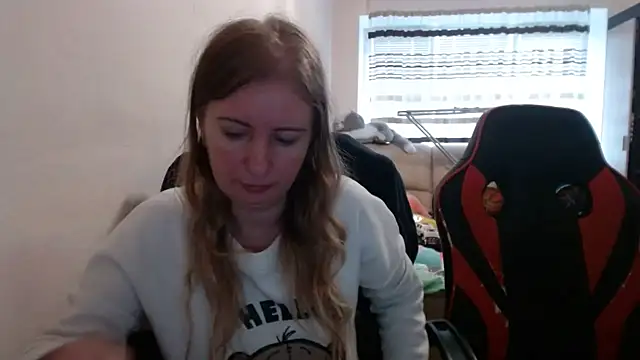 Snapshot of PeterAndJen chatting on 10/08/25, 07:50 PeterAndJen online show from 10/08/25, 07:50