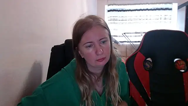 Snapshot of PeterAndJen chatting on 10/17/25, 07:33 PeterAndJen online show from 10/17/25, 07:33