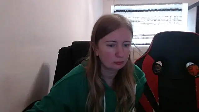 Snapshot of PeterAndJen chatting on 10/20/25, 06:25 PeterAndJen online show from 10/20/25, 06:25