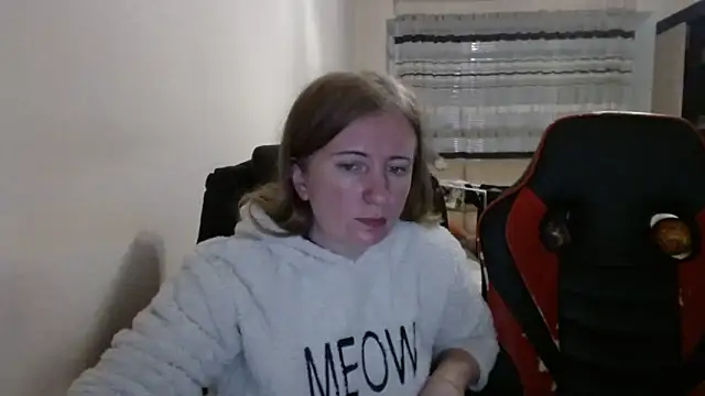 Snapshot of PeterAndJen chatting on 10/26/25, 06:36 PeterAndJen online show from 10/26/25, 06:36