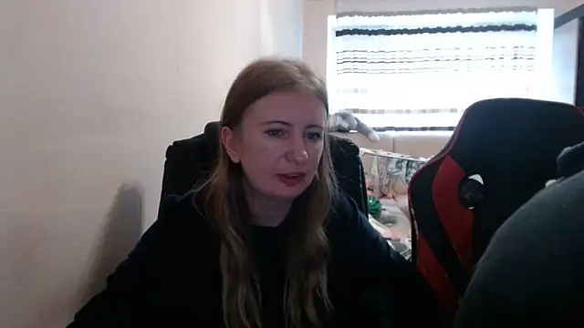 Snapshot of PeterAndJen chatting on 10/28/25, 07:12 PeterAndJen online show from 10/28/25, 07:12