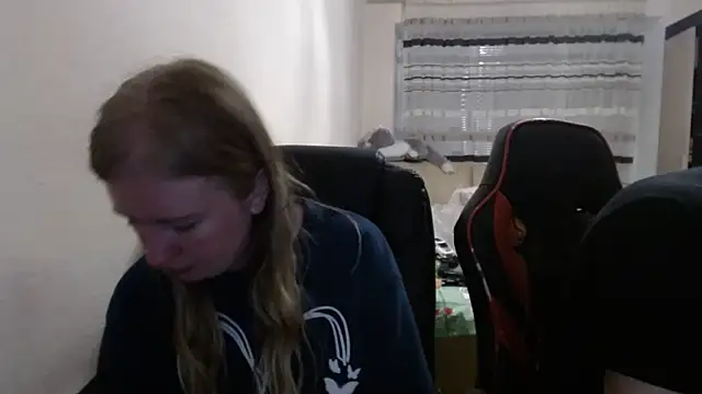 Snapshot of PeterAndJen chatting on 11/02/25, 08:33 PeterAndJen online show from 11/02/25, 08:33