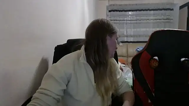 Snapshot of PeterAndJen chatting on 11/06/25, 07:26 PeterAndJen online show from 11/06/25, 07:26