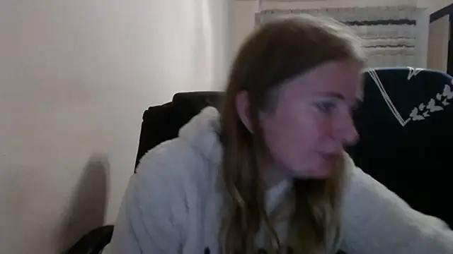 Snapshot of PeterAndJen chatting on 11/08/25, 07:56 PeterAndJen online show from 11/08/25, 07:56