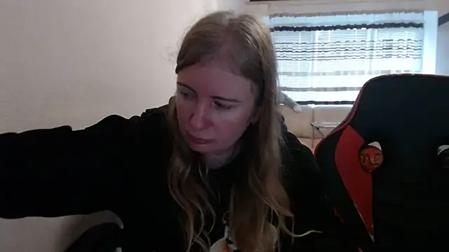 Snapshot of PeterAndJen chatting on 11/21/25, 08:24 PeterAndJen online show from 11/21/25, 08:24