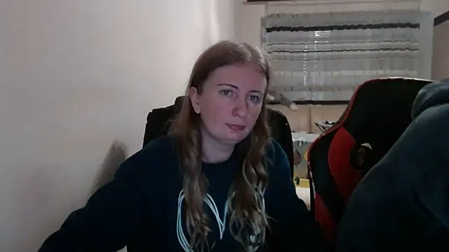 Snapshot of PeterAndJen chatting on 12/04/25, 07:44 PeterAndJen online show from 12/04/25, 07:44