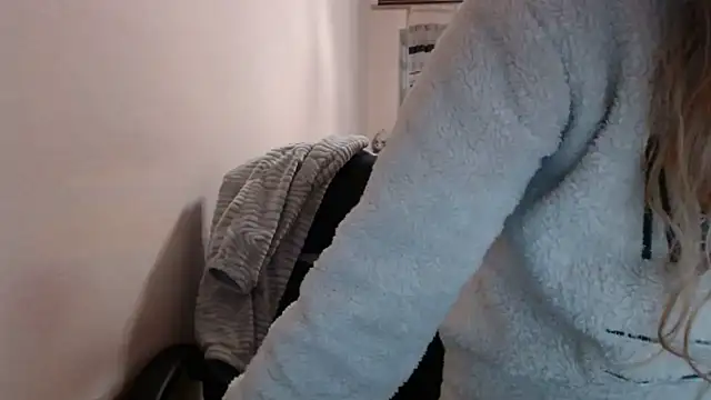 Snapshot of PeterAndJen chatting on 12/15/25, 08:24 PeterAndJen online show from 12/15/25, 08:24