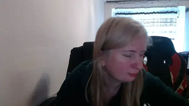 Snapshot of PeterAndJen chatting on 05/03/26, 05:35 PeterAndJen online show from 05/03/26, 05:35