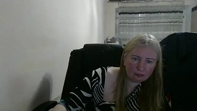 Snapshot of PeterAndJen chatting on 05/10/26, 05:51 PeterAndJen online show from 05/10/26, 05:51