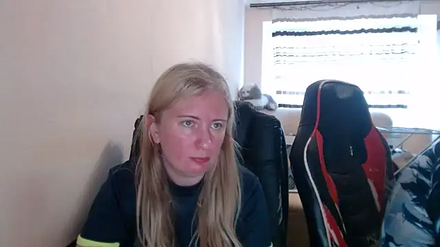 Snapshot of PeterAndJen chatting on 06/04/26, 05:19 PeterAndJen online show from 06/04/26, 05:19