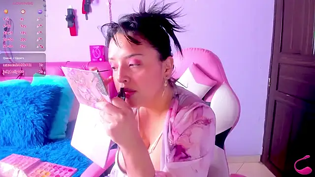 Snapshot of crissn0707 chatting on 11/23/25, 12:16 crissn0707 online show from 11/23/25, 12:16