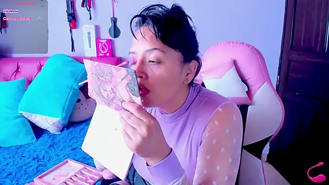 Snapshot of crissn0707 chatting on 11/27/25, 02:19 crissn0707 online show from 11/27/25, 02:19