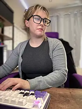 JennKenobi online show from 02/19/25, 02:55