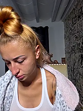 Snapshot of kylie_blck chatting on 09/25/25, 03:43 kylie blck online show from 09/25/25, 03:43