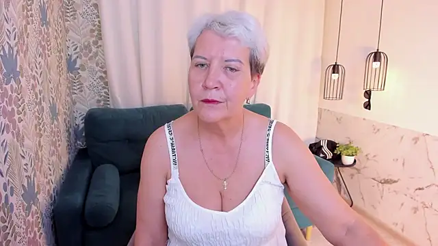 Snapshot of KathySunn chatting on 05/18/26, 01:17 KathySunn online show from 05/18/26, 01:17