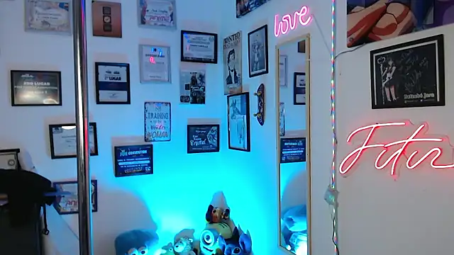 Snapshot of AhriSteele chatting on 12/18/25, 03:56 AhriSteele online show from 12/18/25, 03:56