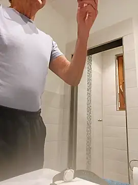 Snapshot of Einhorn527 chatting on 10/20/25, 05:02 Einhorn527 online show from 10/20/25, 05:02