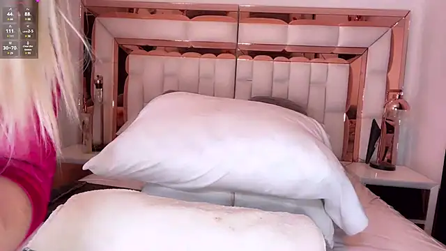 Snapshot of im_yours_01 chatting on 01/19/25, 04:33 im yours 01 online show from 01/19/25, 04:33