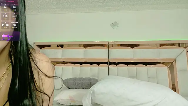 Snapshot of im_yours_01 chatting on 10/28/25, 02:04 im yours 01 online show from 10/28/25, 02:04