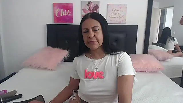 katiehotx online show from 09/28/25, 01:49