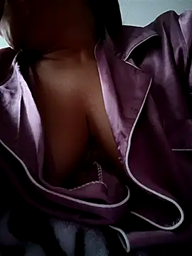 Snapshot of Ivanna2 chatting on 11/16/25, 11:27 Ivanna2 online show from 11/16/25, 11:27