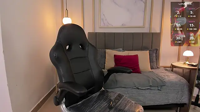 Holly madison  online show from 04/22/26, 01:12