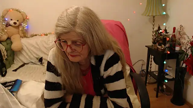 Snapshot of BlairFort chatting on 12/14/24, 04:20 BlairFort online show from 12/14/24, 04:20