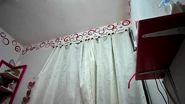 Snapshot of Dulce_Maria05 chatting on 12/21/24, 08:21 Dulce Maria05 online show from 12/21/24, 08:21