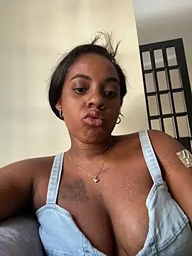 Snapshot of HollyJorda chatting on 12/15/25, 09:41 HollyJorda online show from 12/15/25, 09:41