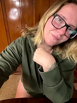 Lizzyloo online show from 11/23/25, 01:27