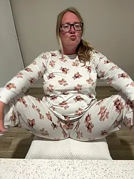 Lizzyloo online show from 02/24/26, 03:15