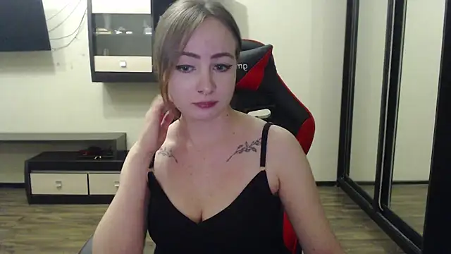 Snapshot of Laralianna chatting on 02/15/25, 07:39 Laralianna online show from 02/15/25, 07:39