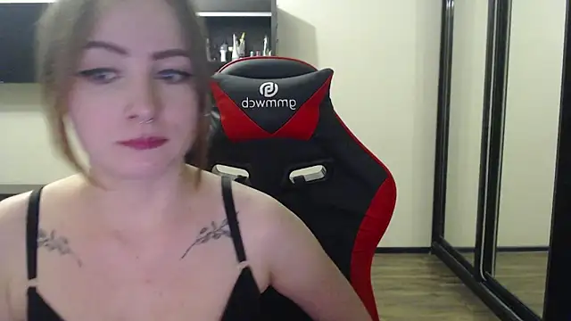 Snapshot of Laralianna chatting on 02/18/25, 03:43 Laralianna online show from 02/18/25, 03:43