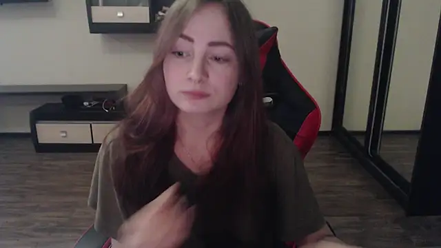 Snapshot of Laralianna chatting on 03/17/25, 11:21 Laralianna online show from 03/17/25, 11:21