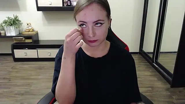 Snapshot of Laralianna chatting on 09/21/25, 10:17 Laralianna online show from 09/21/25, 10:17