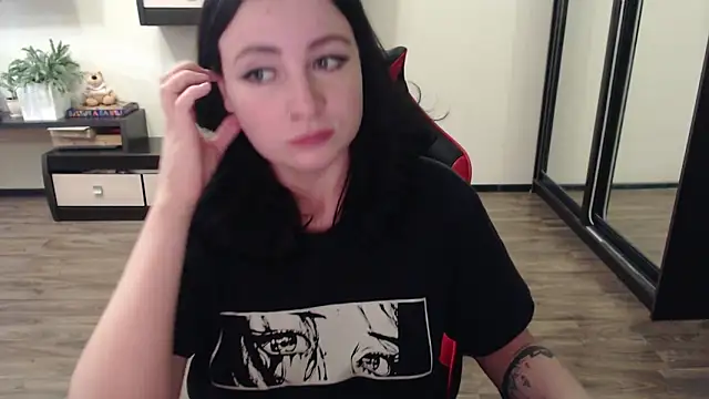 Snapshot of Laralianna chatting on 09/25/25, 12:42 Laralianna online show from 09/25/25, 12:42