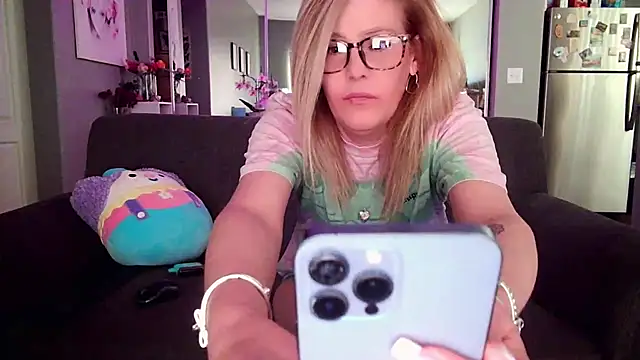 Snapshot of Lexi_Shocker chatting on 03/17/25, 08:19 Lexi Shocker online show from 03/17/25, 08:19