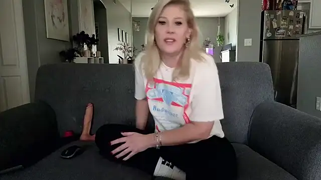 Snapshot of Lexi_Shocker chatting on 11/16/25, 05:40 Lexi Shocker online show from 11/16/25, 05:40