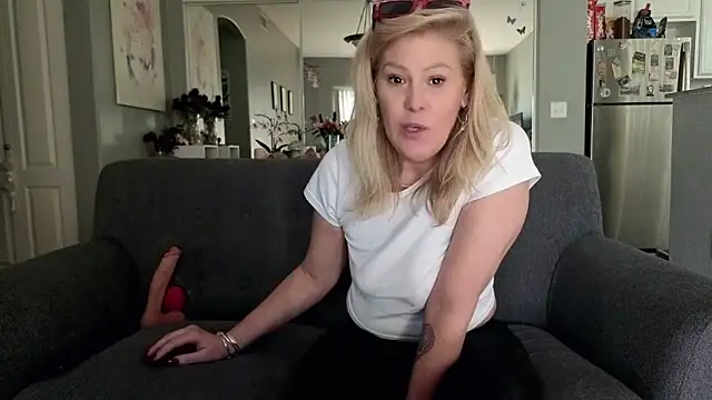 Snapshot of Lexi_Shocker chatting on 11/23/25, 09:14 Lexi Shocker online show from 11/23/25, 09:14