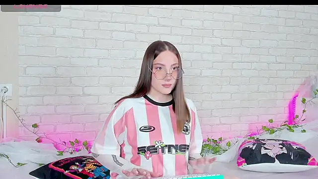 Snapshot of LinaKenny chatting on 11/26/25, 04:08 LinaKenny online show from 11/26/25, 04:08